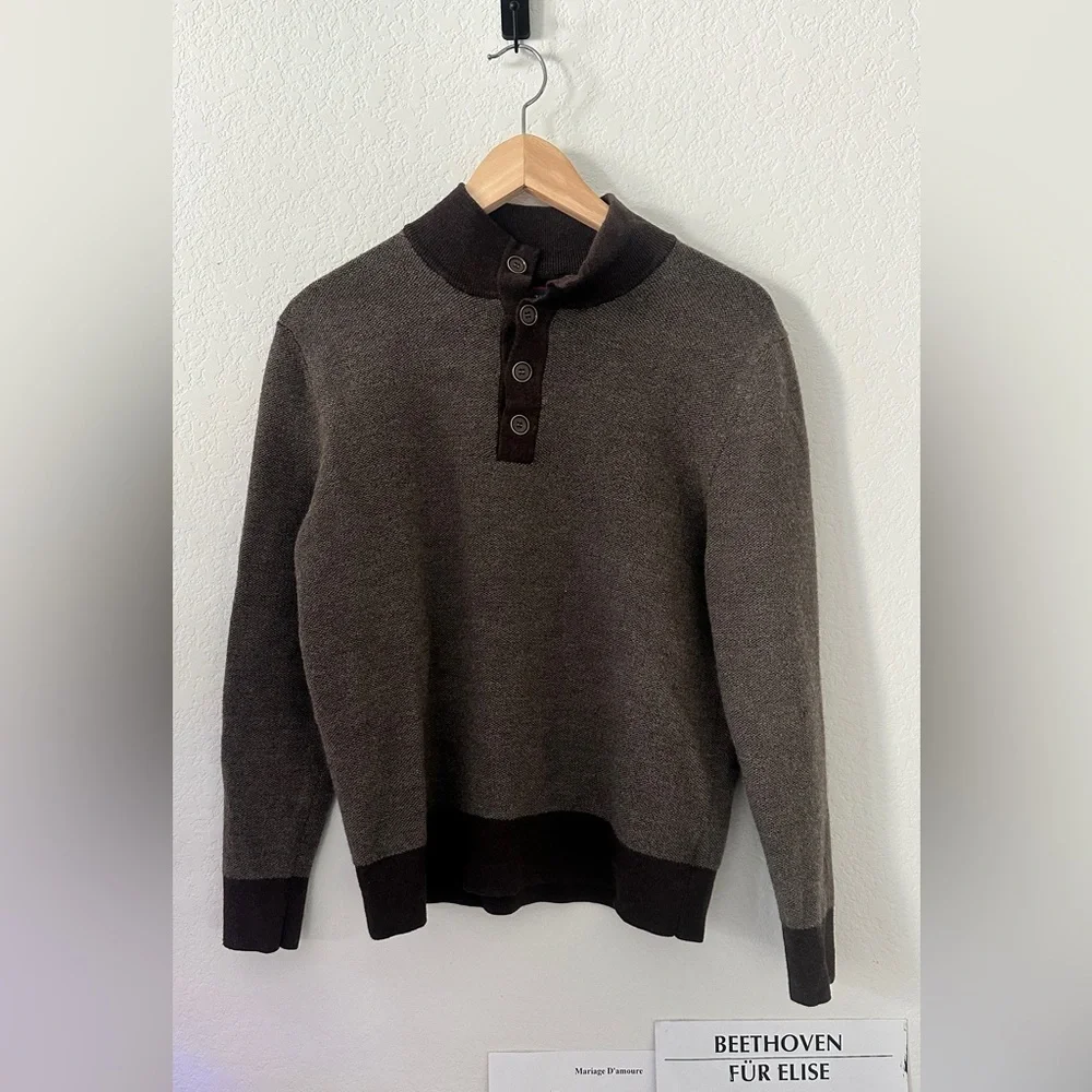 UNTUCKit 100% Extrafine Merino Wool Henley Sweater Size L — Dark Brown/Charcoal
